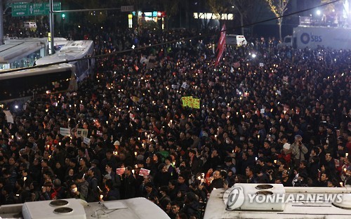 지난 19일 박근혜 대통령 퇴진 촉구 촛불집회에 참가한 시민들이 청와대 방향인 종로구 내자동로터리에서 경찰과 대치하고 있는 모습