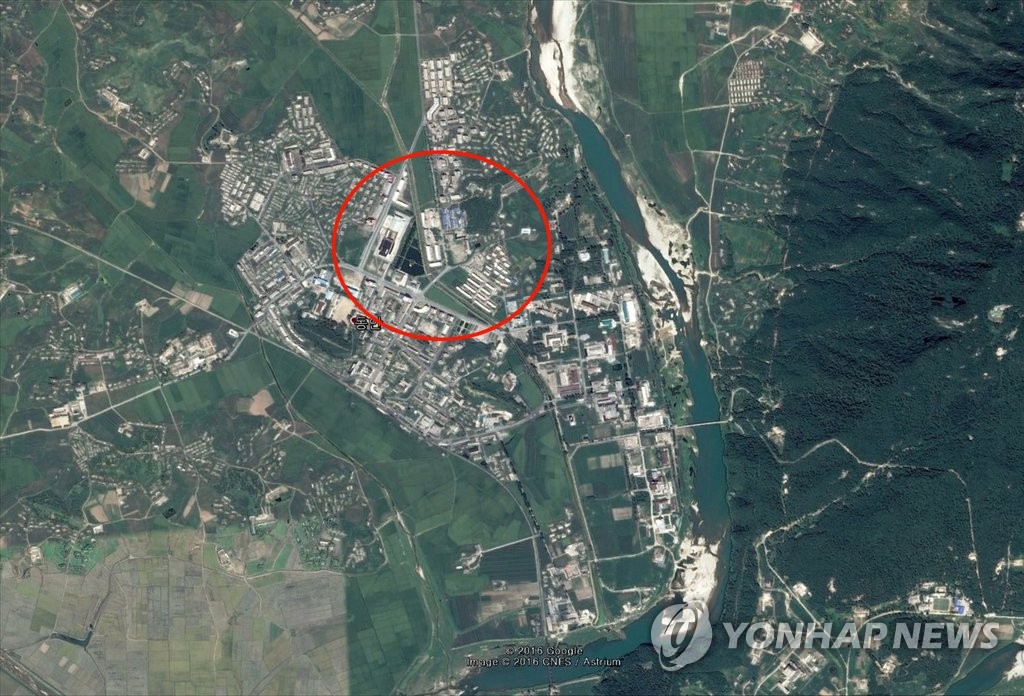 "북한, 영변 핵단지에 대규모 아파트 건설"
(서울 구글=연합뉴스) 북한이 평안북도 영변 핵시설 인근에 대규모 아파트 단지를 짓고 있다고 자유아시아방송(RFA)이 24일 보도했다.
영변 핵 단지 주변에는 2014년부터 현재까지 15동의 아파트가 지어졌다. 이 아파트는 핵 단지나 연구센터 등에서 일하는 근로자를 위한 아파트로 추정된다. 사진은 '구글 어스'가 공개한 지난 10월 10일 위성사진. 2016.11.24
<<위 사진 크레디트는 (구글/연합뉴스)로 표기해야 하며 뉴스보도 목적으로만 사용가능(판매금지) 합니다>>
nkphoto@yna.co.kr