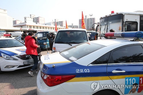 상경투쟁 트럭 막아선 경찰차