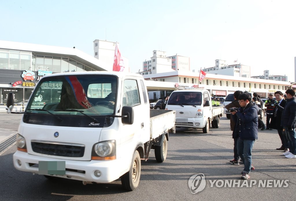 죽전휴게소 빠져나가는 상경투쟁 트럭