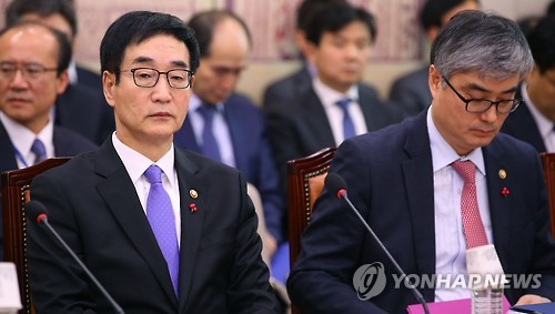 생각에 잠긴 이준식 부총리