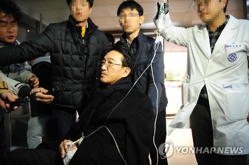 휠체어 링거꽂은 현기환 영장심사