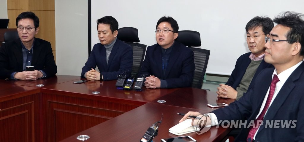 휴일 모인 새누리당 탈당파