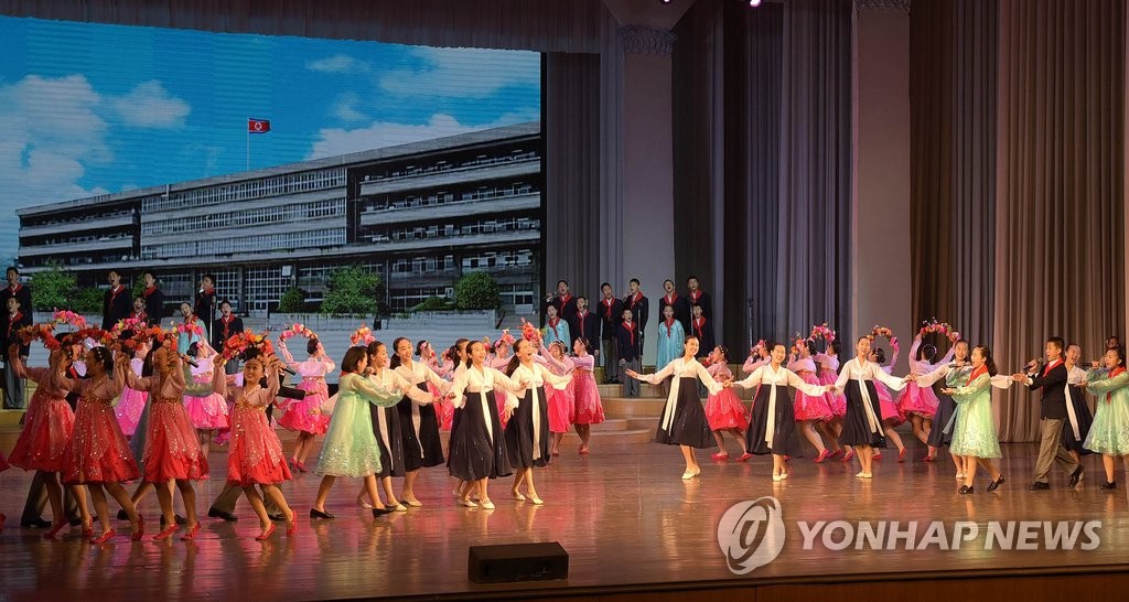 '새해맞이 공연하는 북한 청소년들'