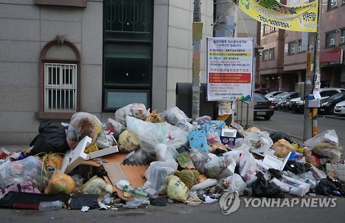 인도에 산처럼 쌓인 무단투기 쓰레기…오산시, 무단투기 수거 중단 66일