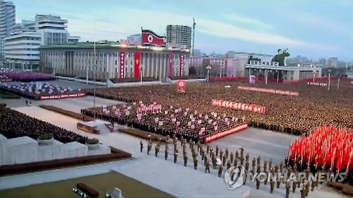 北 평양서 '김정은 신년사 이행' 군중대회 (서울=연합뉴스) 북한이 5일 평양에서 김정은 노동당 위원장의 신년사 내용 관철을 다짐하는 군중대회를 열었다고 조선중앙TV 등 북한 매체가 보도했다. 대회에 참석한 평양 시민들이 김일성광장을 가득 메웠고 주석단에는 김영남 최고인민회의 상임위원장, 박봉주 내각 총리, 최룡해 노동당 중앙위원회 부위원장 등 북한 최고위 인사들이 총출동했다. 2017.1.5 << 국내에서만 사용가능. 재배포 금지. For Use Only in the Republic of Korea. No Redistribution >>
nkphoto@yna.co.kr
