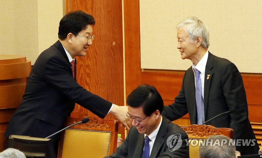 인사하는 권성동 소추위원단장과 서석구 박 대통령 변호인