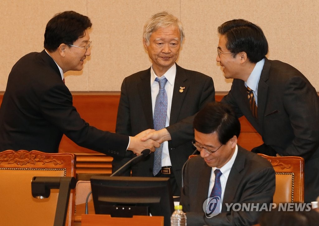 박대통령 변호인측과 인사하는 권성동 소추위원단장