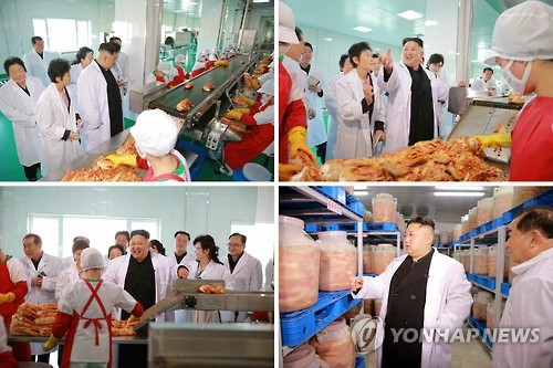 김치공장 둘러보는 김정은
(서울=연합뉴스) 김정은 북한 노동당 위원장이 최근 개조 공사를 마친 평양시 외곽 류경김치공장을 시찰했다고 노동신문이 12일 보도했다. 김정은은 이 공장에서 "인민생활 향상을 위한 올해의 총진군길에서도 마음속 신들메(신이 벗겨지지 않도록 발에다 동여매는 끈)를 더 바싹 조여매고 내달려야 한다"고 강조했다. 2017.1.12 << 국내에서만 사용가능. 재배포 금지. For Use Only in the Republic of Korea. No Redistribution >>
nkphoto@yna.co.kr