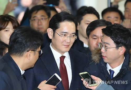 (서울=연합뉴스) 황광모 기자 = 12일 오전 이재용 삼성전자 부회장이 피의자 신분으로 대치동 박영수 특별검사팀에 출석하고 있다. 이 부회장은 비선실세 최순실 일가 지원과 관련한 뇌물공여 혐의를 받고 있다. 2017.1.12