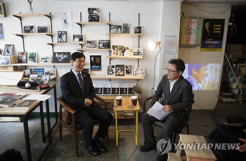 연합뉴스와 인터뷰하는 안희정 도지사
