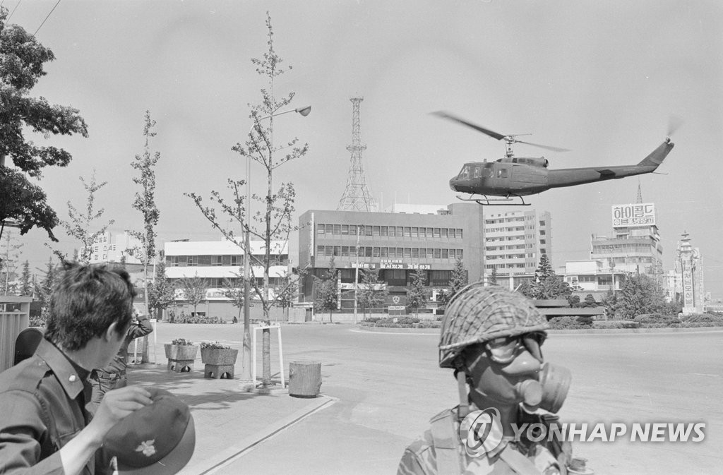 사진은 1980년 5·18 기간 중 광주 금남로 일대를 낮게 날고 있는 헬기를 기자들이 촬영한 모습. [5·18 기념재단 제공=연합뉴스]