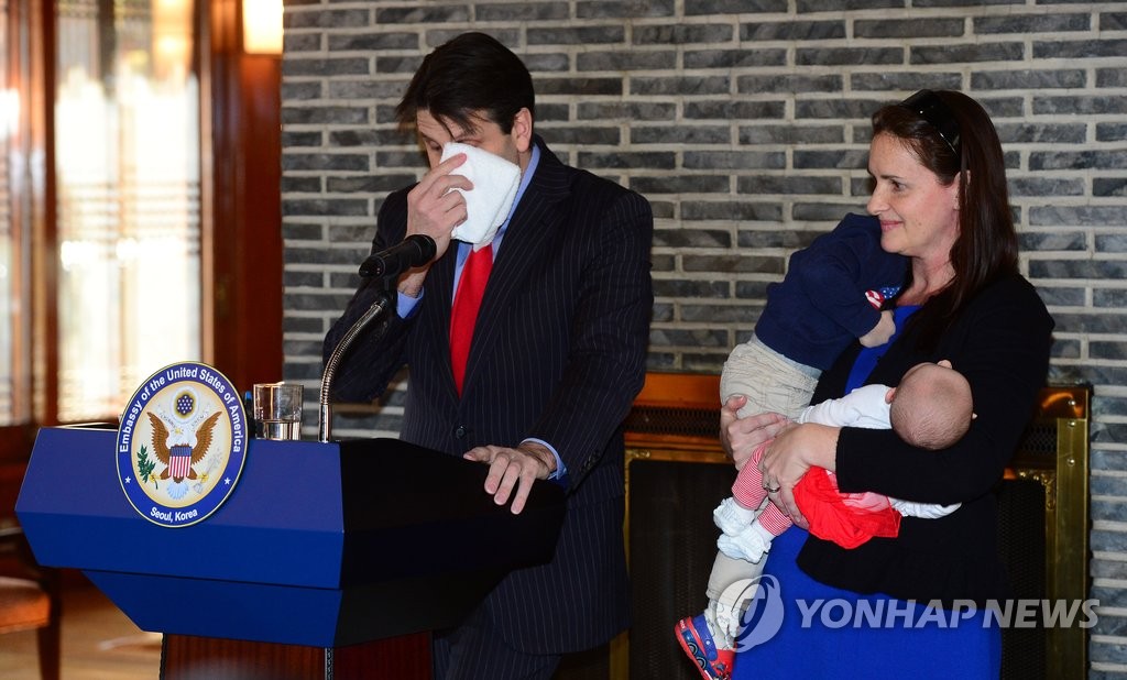 눈물 훔치는 리퍼트