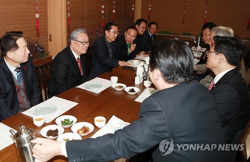 충청권 의원들과 자리한 인명진 비대위원장