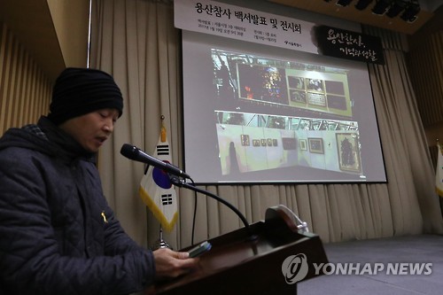 전시 설명하는 노순택 작가