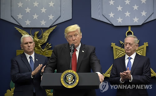 "이슬람 테러리스트 차단"…트럼프, 행정명령 서명