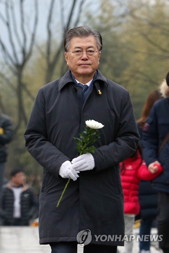 故 노 대통령 묘역 참배하는 문재인 전 대표