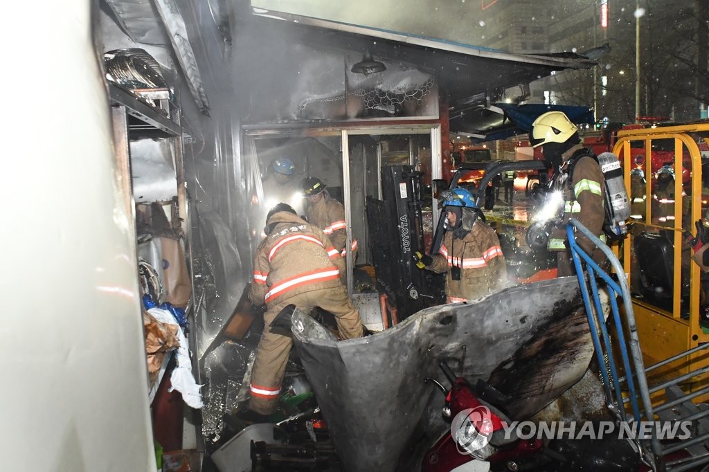 설 연휴 빈 가락시장서 불…인명피해 없어