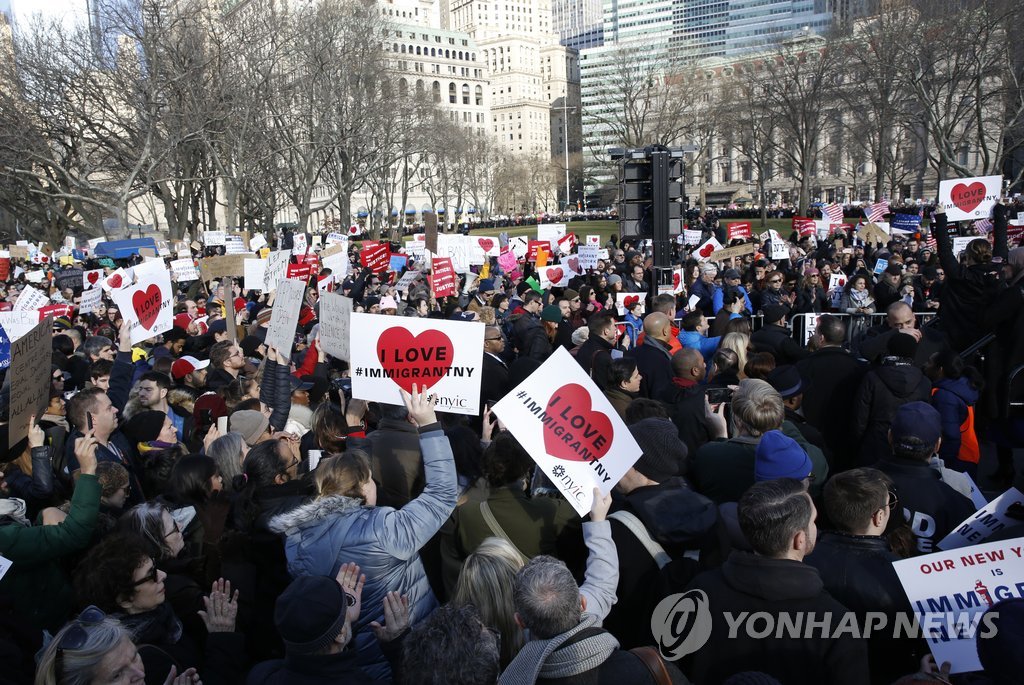 뉴욕서 이틀째 트럼프 反이민 행정명령 반대시위