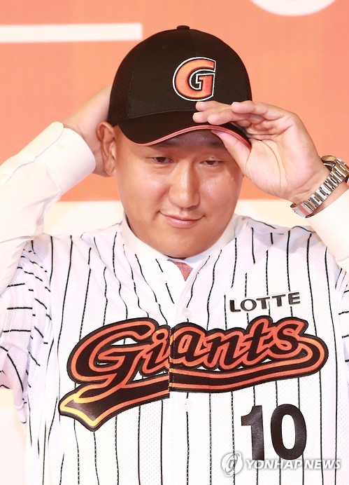 롯데 자이언츠 모자 착용하는 이대호