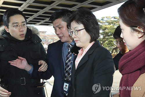 출근하는 이정미 재판관