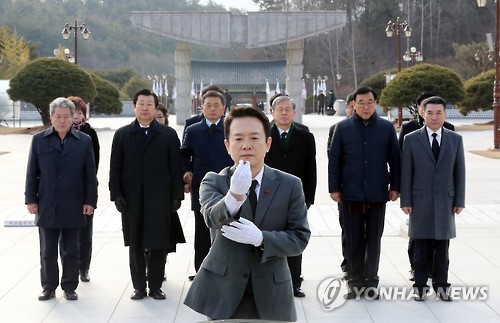 5·18묘지 참배하는 남경필 경기지사