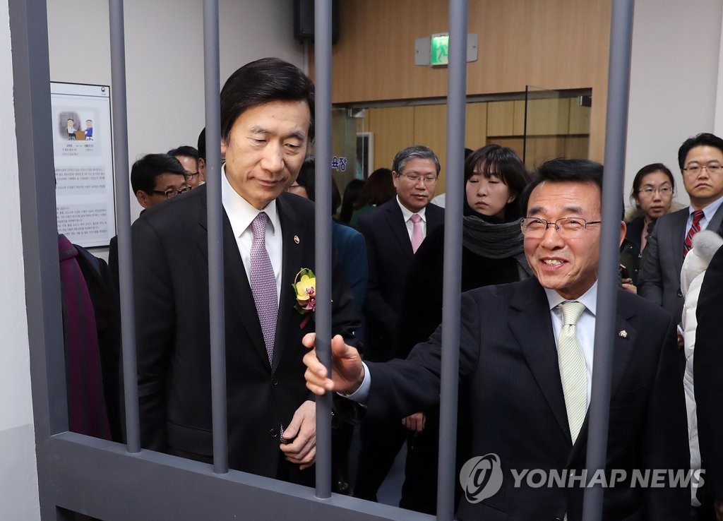 수형시설 둘러보는 윤병세