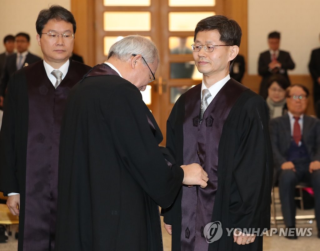 법복 입혀주는 양승태 대법원장