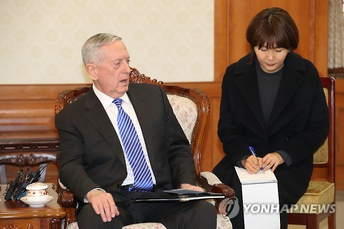 발언하는 미 국방장관