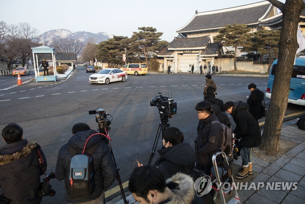 청와대 앞 대기중인 취재진