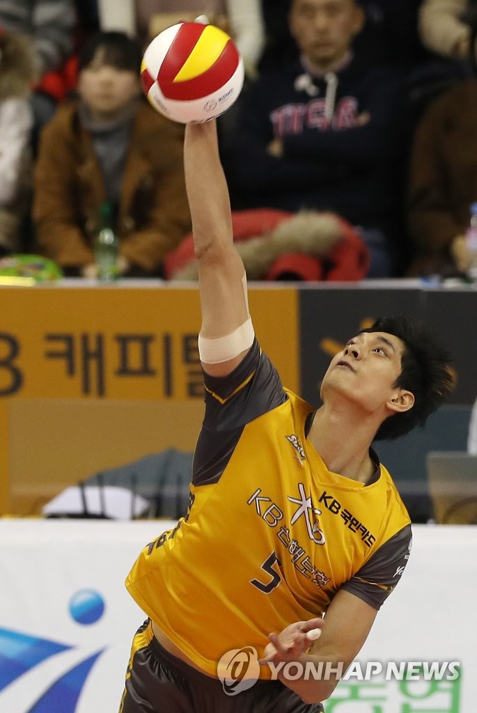 서브하는 김요한