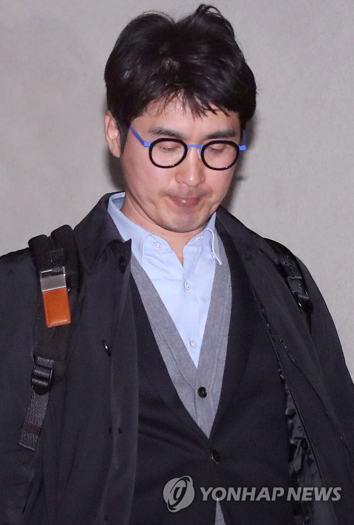 법정 나서는 이성한 전 사무총장