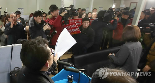 고성 오가는 '김진태 의원 사퇴촉구 기자회견'