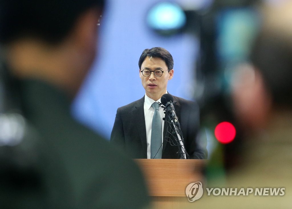(서울=연합뉴스) 서명곤 기자 = '최순실 게이트'와 박근혜 대통령의 비위 의혹을 수사중인 박영수 특별검사팀 대변인 이규철 특검보가 6일 오후 서울 강남구 대치동 특검 기자실에서 열린 브리핑에서 취재진의 질문에 답하고 있다. 2017.2.6 seephoto@yna.co.kr