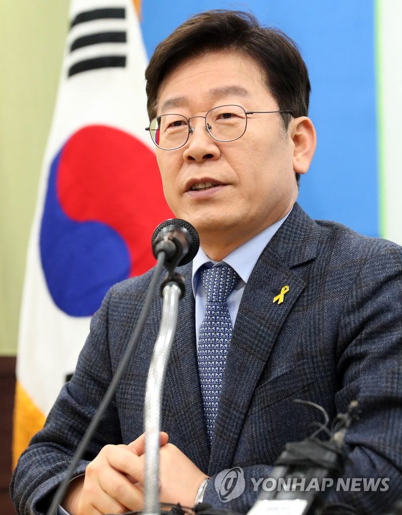 질문에 답하는 이재명