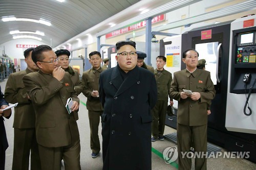 김정은, 강동정밀기계공장 시찰
(서울=연합뉴스) 김정은 북한 노동당 위원장이 약 2년 1개월 만에 평양의 강동정밀기계공장을 시찰했다고 노동신문이 7일 보도했다. 2017.2.7 << 국내에서만 사용가능. 재배포 금지. For Use Only in the Republic of Korea. No Redistribution >>
nkphoto@yna.co.kr