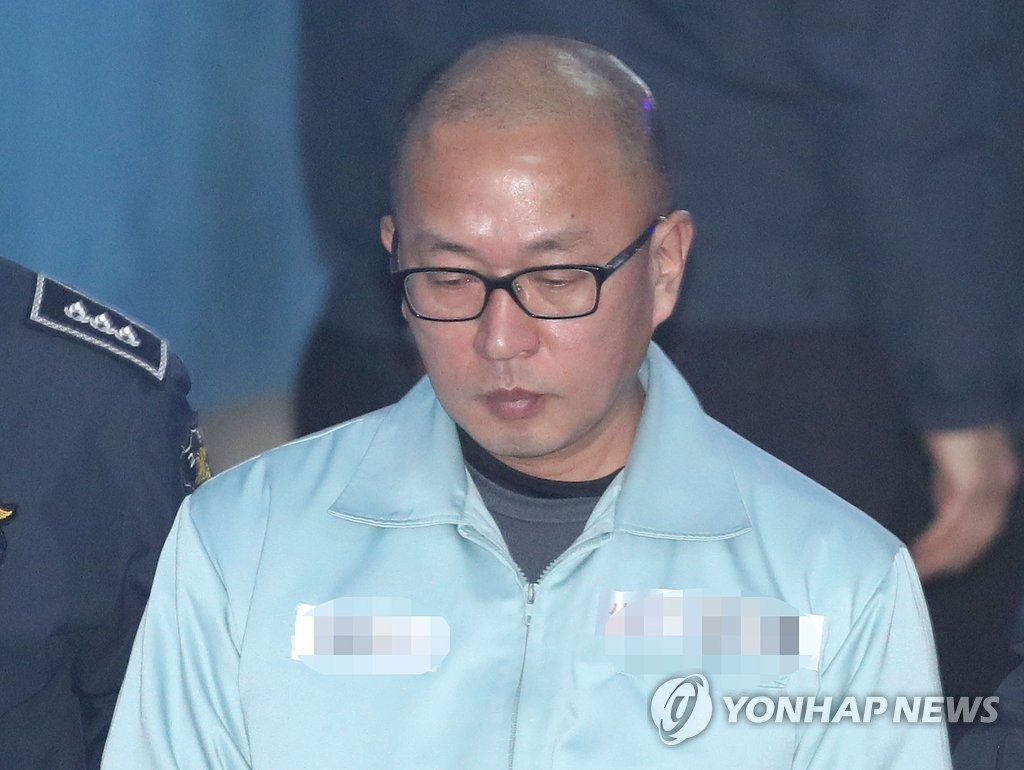 차은택 입에 달렸다 (서울=연합뉴스) 임헌정 기자 = '비선 실세' 최순실씨를 등에 업고 '문화계 황태자'로 군림한 의혹을 받는 차은택 전 창조경제추진단장이 8일 오전 서울 서초구 서울중앙지법에서 열린 속행공판에 출석하고 있다. 2017.2.8 kane@yna.co.kr