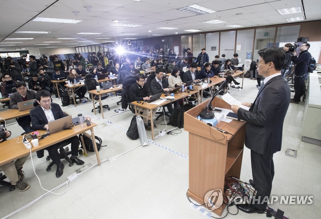 브리핑하는 이규철 특별검사팀 대변인 (서울=연합뉴스) 윤동진 기자 = '최순실 국정농단' 사건을 수사 중인 박영수 특별검사팀의 이규철 대변인이 9일 오후 서울 강남구 대치동 특검 기자실에서 언론브리핑을 하고 있다. 2017.2.9 mon@yna.co.kr