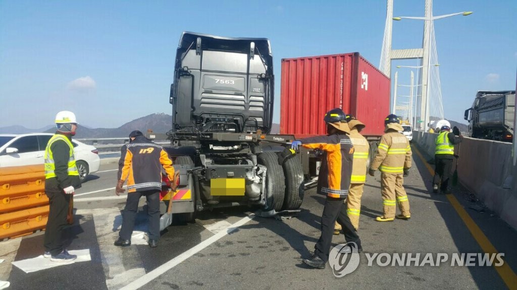 여수 묘도대교 트레일러 사고 현장