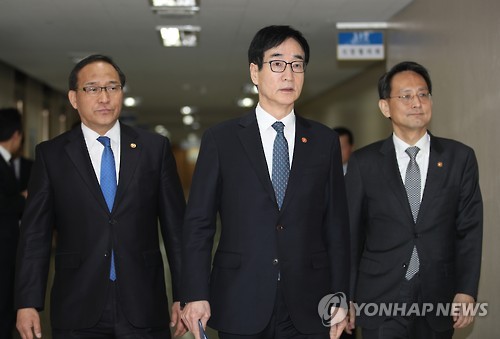 담화장으로 이동하는 이준식 부총리