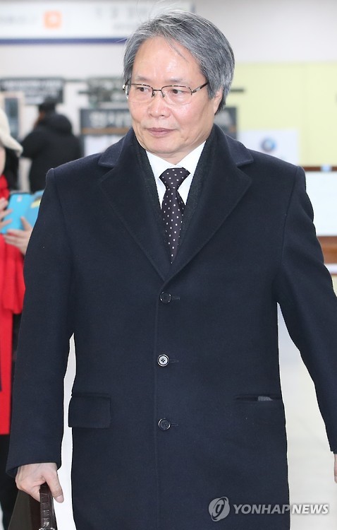 법정으로 향하는 이기우 GKL 대표