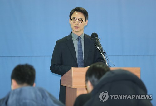 브리핑하는 이규철 특검 대변인