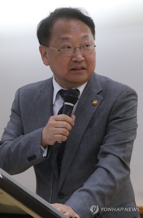 기조강연하는 유일호 부총리