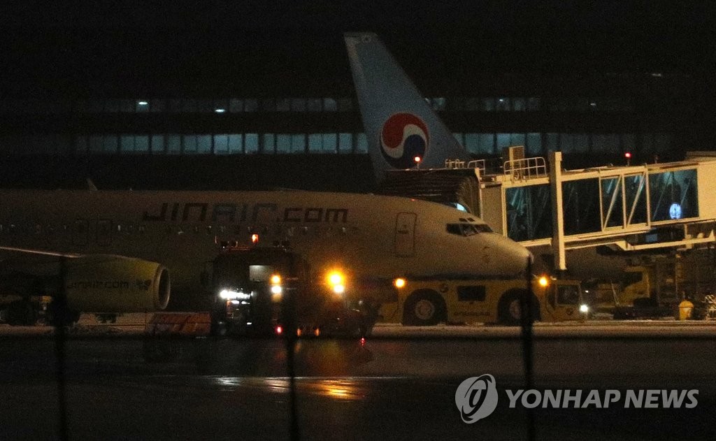제설작업으로 분주한 제주공항