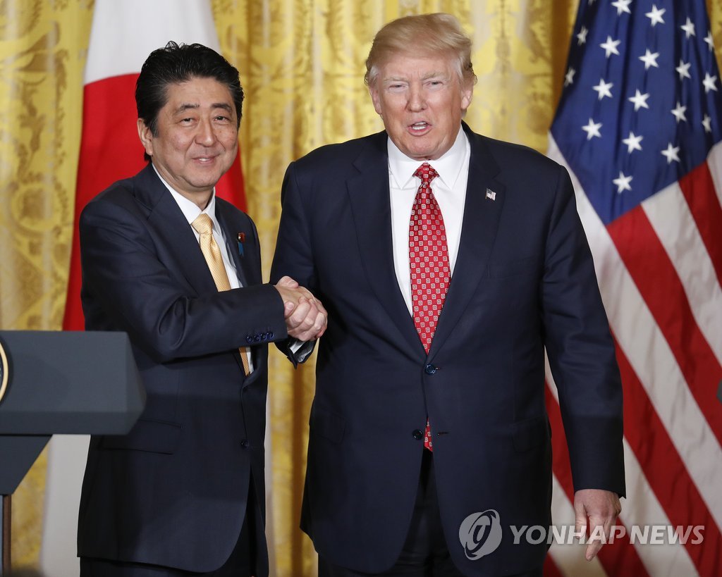 공동 기자회견 뒤 악수하는 미일 정상