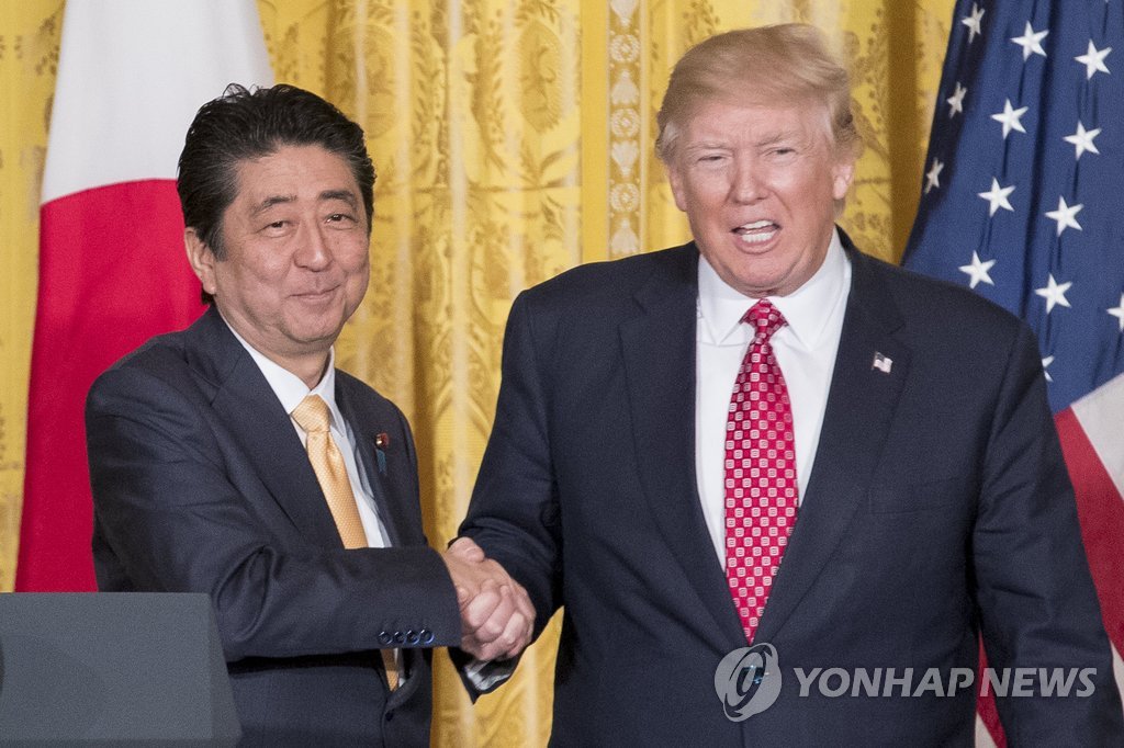 "트럼프, 11월 일본서 아베 총리와 정상회담 추진 중"