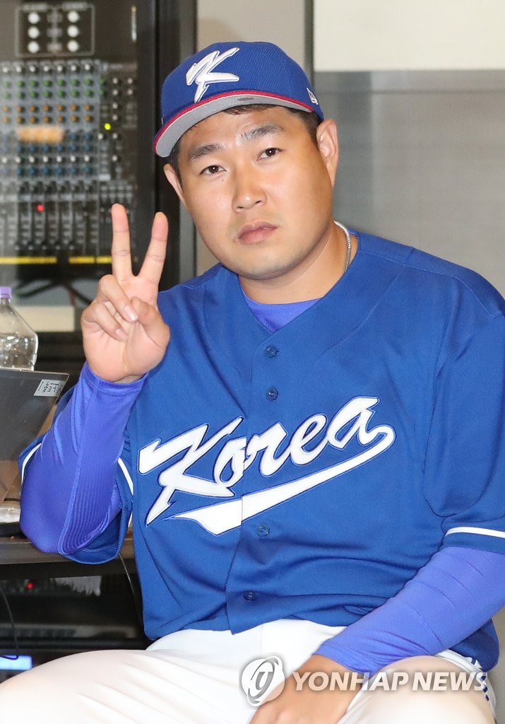 V자 그려보이는 양의지