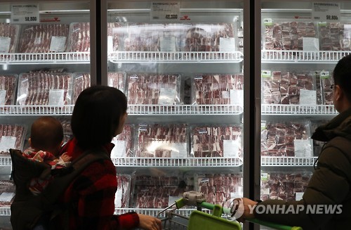 수입산 소고기에 관심 갖는 시민들