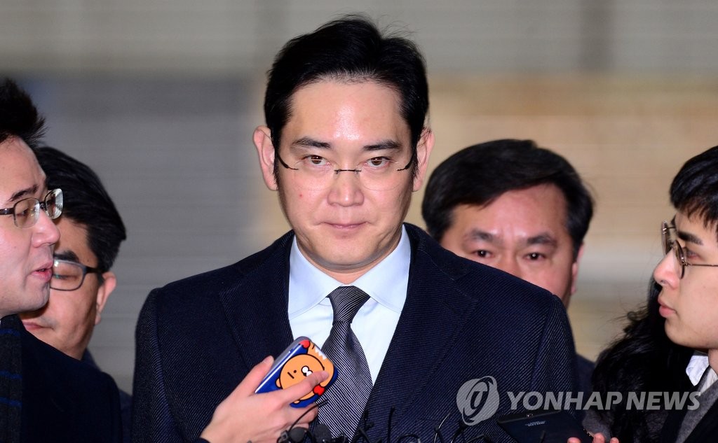 이재용의 눈빛 (서울=연합뉴스) 한종찬 기자 = 이재용 삼성전자 부회장이 13일 서울 대치동박영수 특별검사팀에 피의자 신분으로 두번째로 출석하고 있다. 2017.2.13 saba@yna.co.kr
