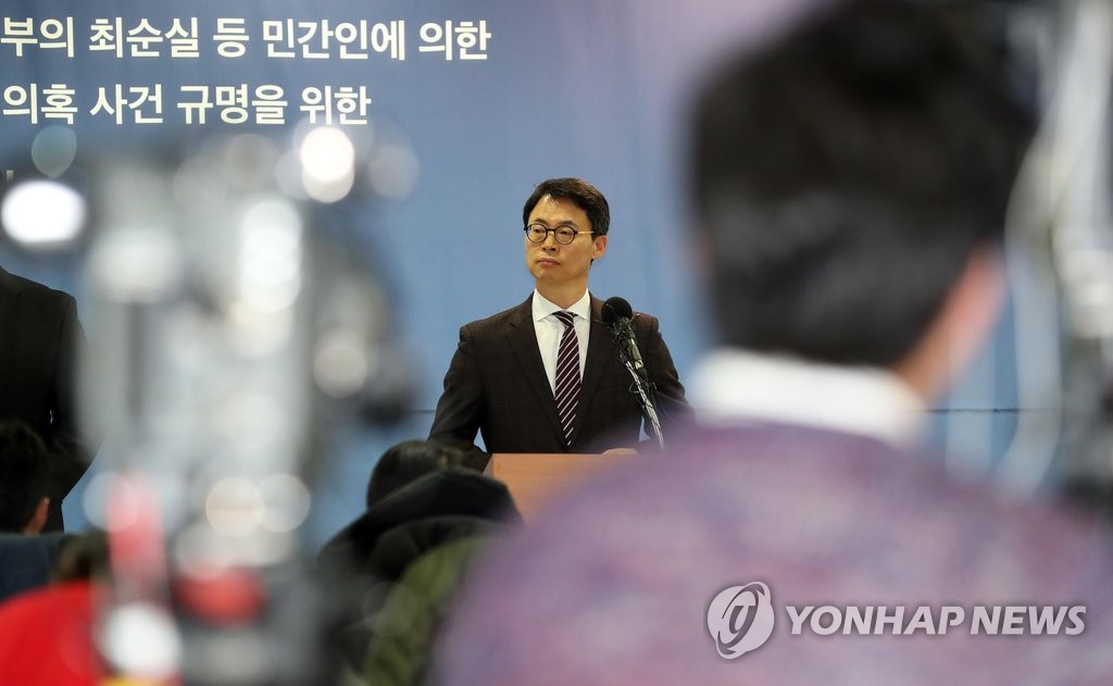 (서울=연합뉴스) 김현태 기자 = '최순실 국정농단' 사건을 수사 중인 박영수 특별검사팀의 이규철 대변인이 13일 오후 서울 강남구 대치동 특검 기자실에서 언론브리핑을 하고 있다. 2017.2.13 mtkht@yna.co.kr